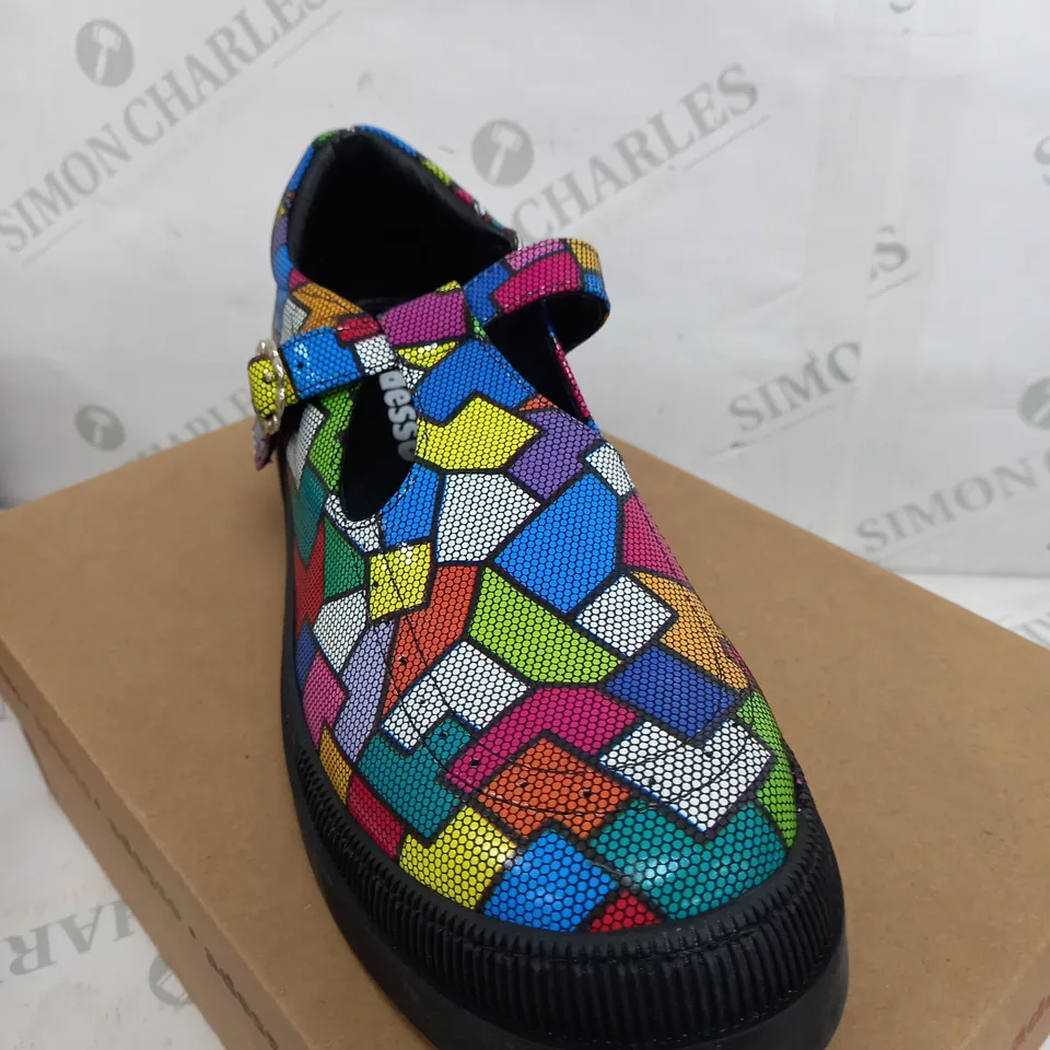 BOXED PAIR OF ADESSO ABSTRACT MULTICOLOURED PRINT SHOES SIZE 6