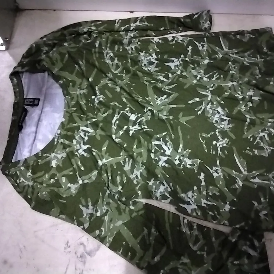 BOX CONTAINING H BY HALSTON GREEN PTINTED SHIRT , SIZE XS, 7 PCS 