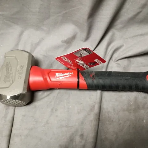 MILWAUKEE CLAW HAMMER – RED HANDLE WITH BLACK GRIP