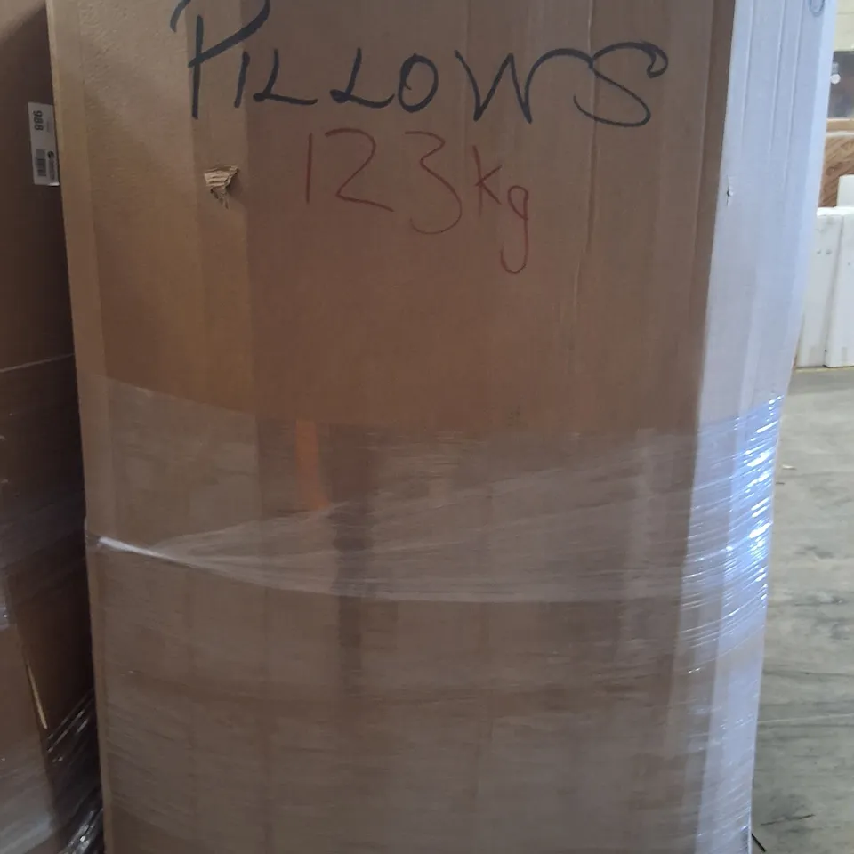 PALLET CONTAINING A LARGE QUANTITY OF PILLOWS