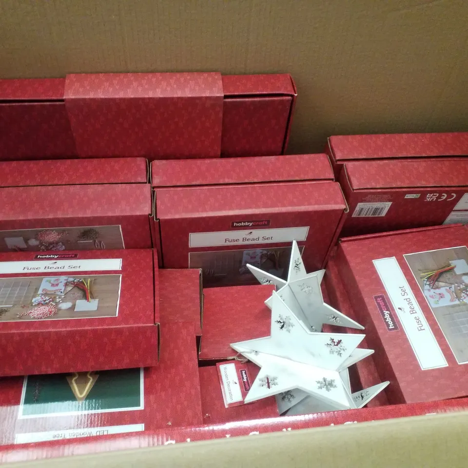 PALLET CONTAINING ASSORTED CHRISTMAS PRODUCTS & DECORATIONS INCLUDING FUSE BEAD SET, WOODEN STARS & BOTTLE BRUSH LED TREE