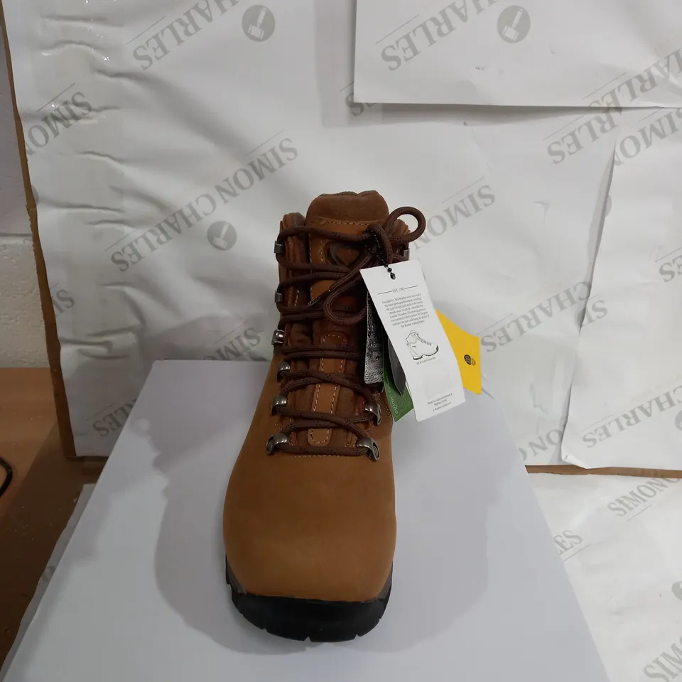 PAIR OF BRASHER BRS COUNTRY WALK IN BROWN - UK SIZE 7