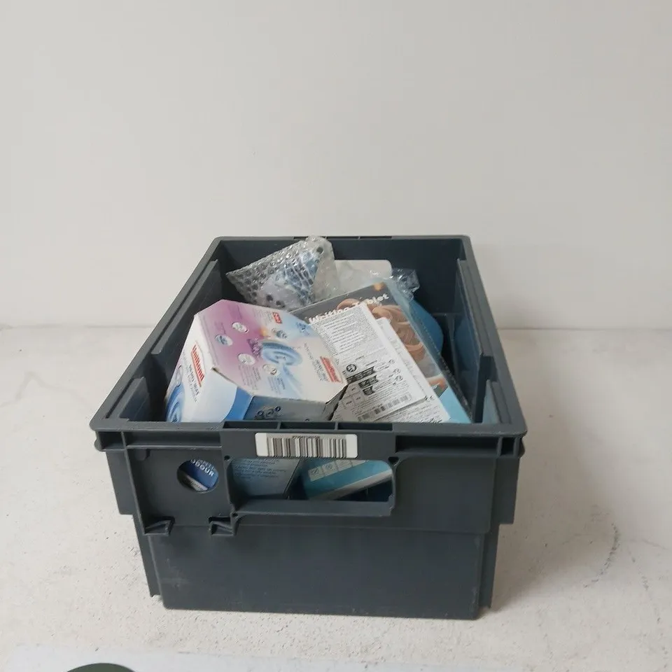 APPROXIMATELY 15 ASSORTED HOUSEHOLD ITEMS INCLUDING COOL PACKS , USB CABLE AND UNIBOND RERO 360 MOISTURE ABSORBER