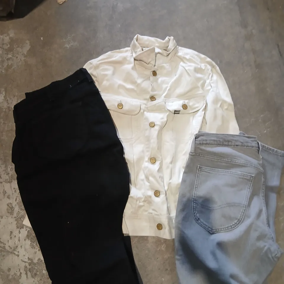 PALLET OF APPROXIMATELY 600 PAIRS OF ASSORTED JEANS AND JACKETS