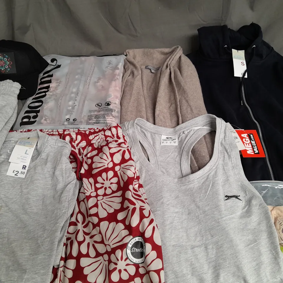 LARGE QUANTITY OF ASSORTED CLOTHING ITEMS TO INCLUDE COVE, SLAZENGER AND PRIMARK