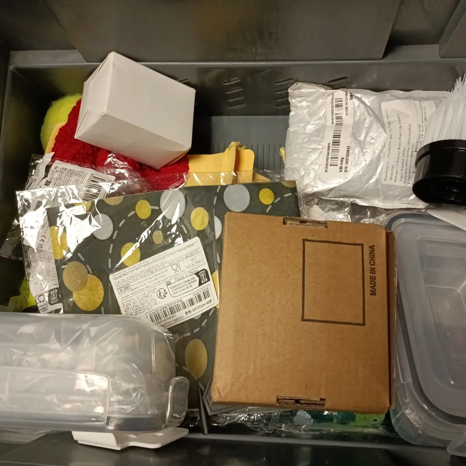 APPROXIMATELY 12 ASSORTED HOUSEHOLD ITEMS TO INCLUDE DAYLIGHT SPOT BULBS, TENNIS BALL, MEPAL STORAGE CONTAINER, ETC