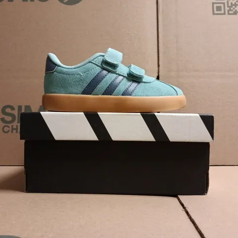 BOXED PAIR OF ADIDAS KID'S COURT 3.0 SHOES IN BLUE/NAVY SIZE UK 8
