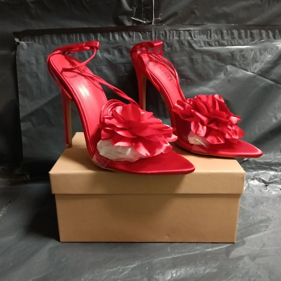 BOXED PAIR OF SIMMI LONDON OPEN TOE STILETTO HEELED SANDALS IN RED W. FLORAL DETAIL SIZE UK 5