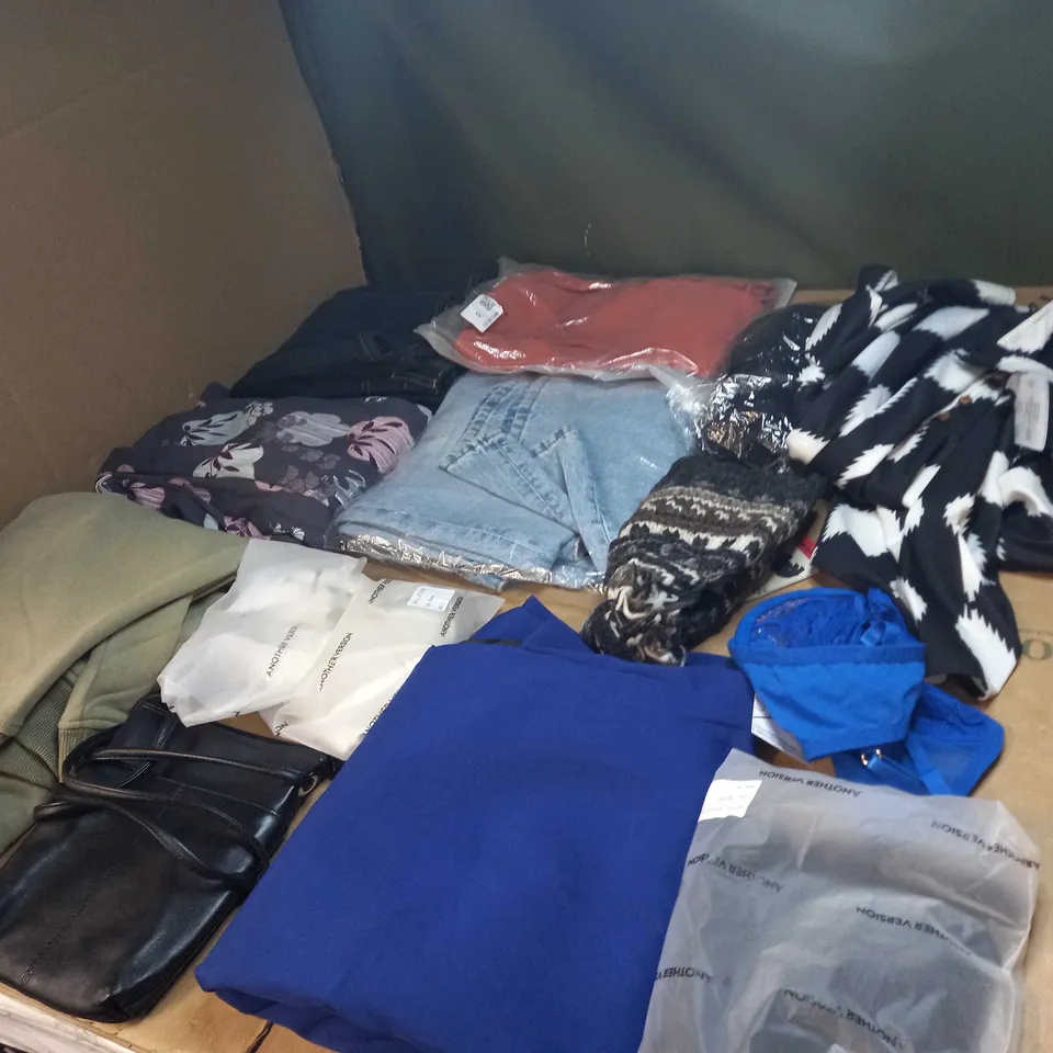 LOT OF APPROX 20 ASSORTED CLOTHING ITEMS TO INCLUDE JUMPERS, SOCKS AND T-SHIRTS
