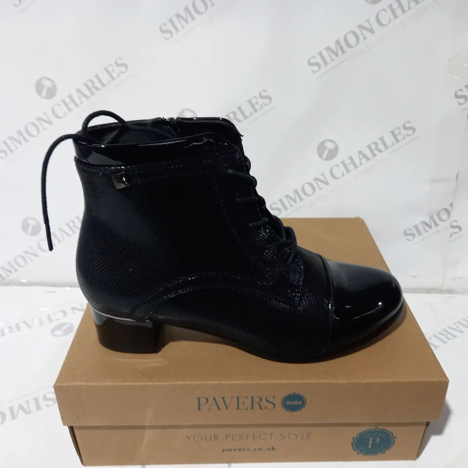PAVERS WIDE BLACK LACE UP BOOTS SIZE 5