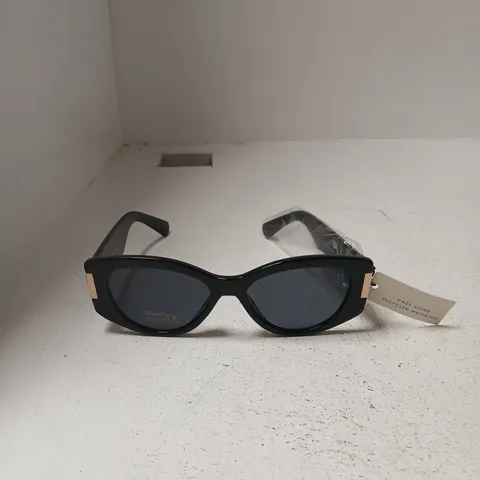 KATIE LOXTON SUNGLASSES – BLACK PLASTIC FRAME WITH GOLD-TONE TEMPLE ACCENTS (MADE USING RECYCLED MATERIALS)