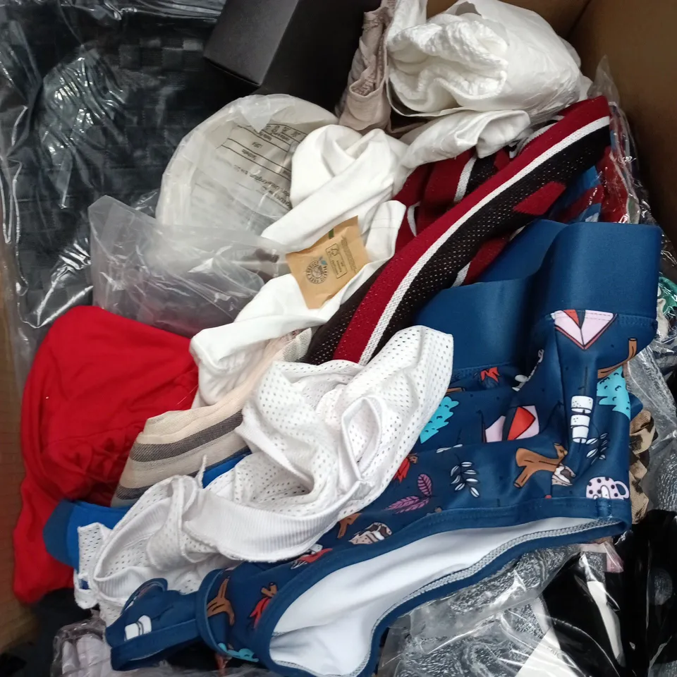 BOX OF APPROXIMATELY 30 ASSORTED CLOTHING ITEMS TO INCLUDE GREEN BAG, CLASSIC SPORTS BOXERS, SOCKS, TIE ETC