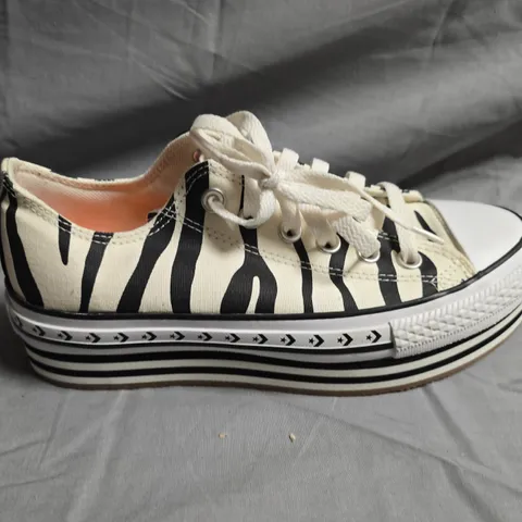 UNBOXED PAIR OF CONVERSE ALL STAR PLATFORM SHOES - UK SIZE 5