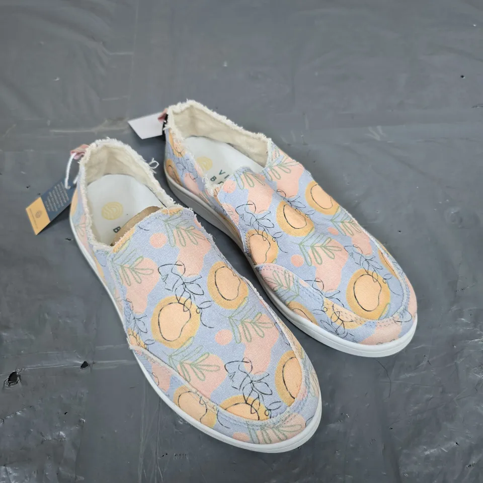 VIONIC BEACH SLIP ON SHOES - 5.5