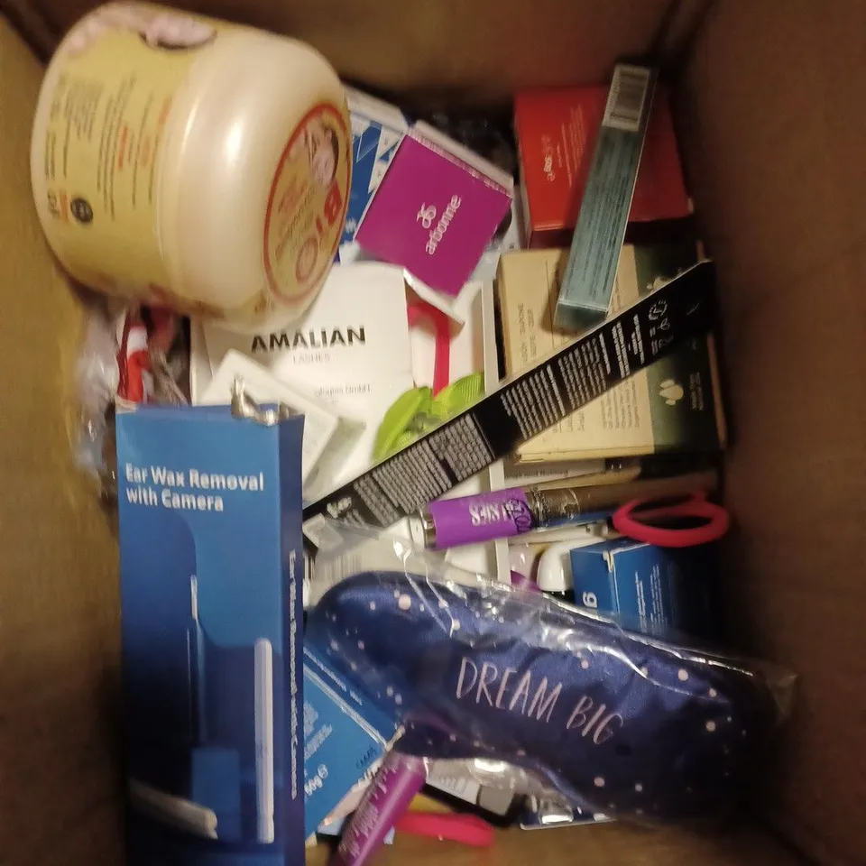 BOX OF APPROXIMATELY 15 ASSORTED COSMETIC ITEMS TO INCLUDE EAR WAX REMOVAL CAMERA, GRUUM HAND SOAP, ARBONNE LIP CARE ETC