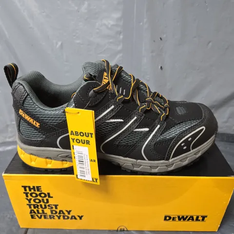 BOXED PAIR OF DEWALT MENS CUTTER STEEL TOE SAFETY BOOTS - SIZE 9