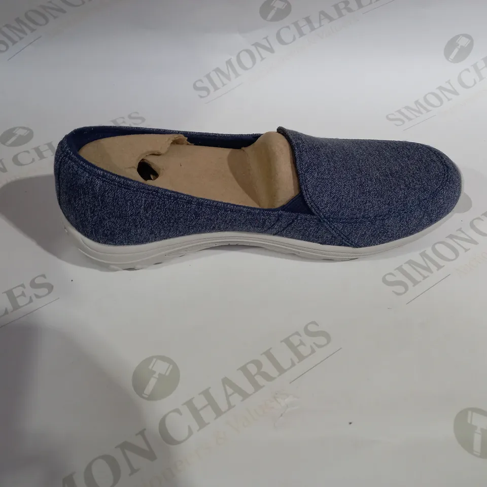 SKECHERS MEMORY FOAM NAVY SLIP ON SHOE SIZE 3 