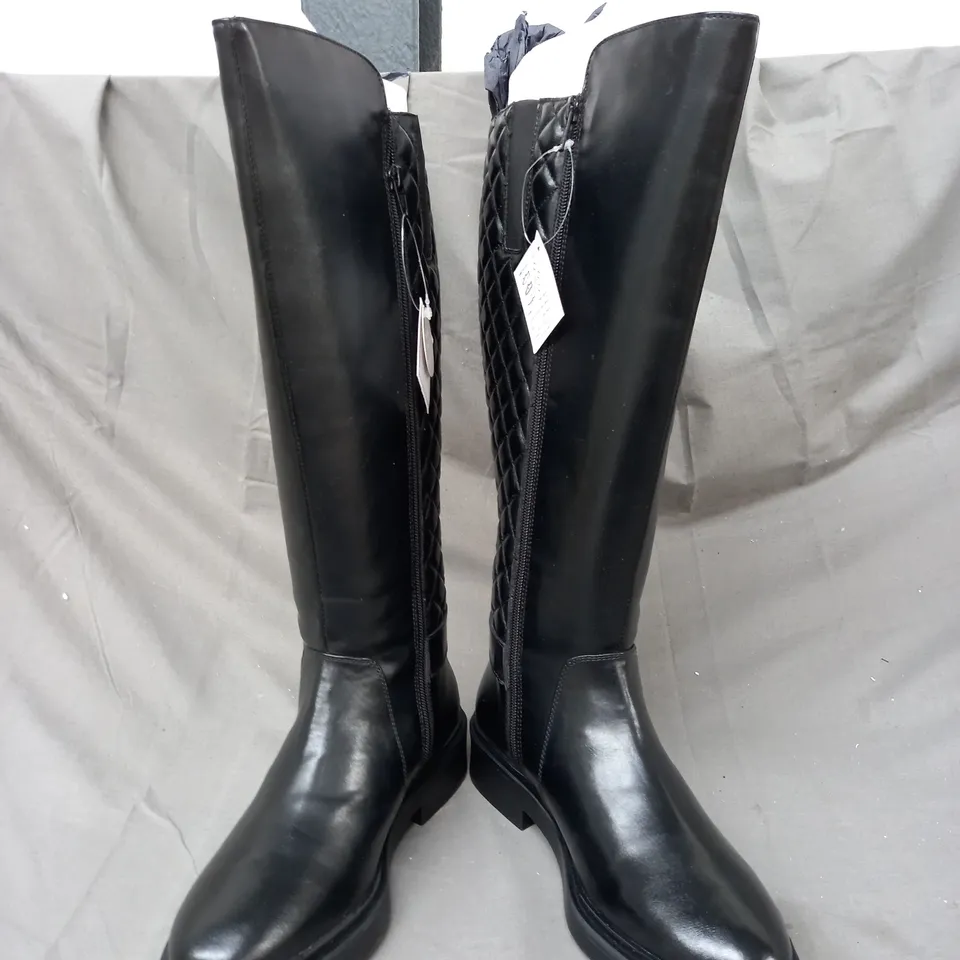 BOXED PAIR OF DESIGNER QUILTED KNEE-HIGH BOOTS IN BLACK SIZE 5