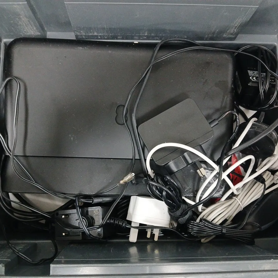 APPROXIMATELY 10 ASSORTED HOUSEHOLD ITEMS TO INCLUDE CABLES, LENOVO ETHERNET ADAPTOR, EE ROUTER, ETC