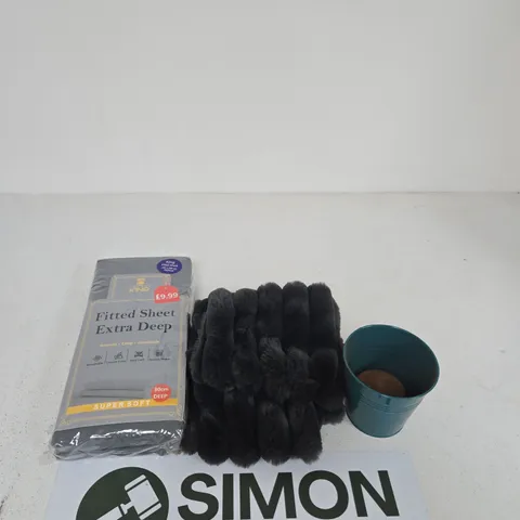 APPROXIMATELY 15 ASSORTED HOUSEHOLD PRODUCTS TO INCLUDE A PLANT POT SET, CUSHION COVER AND A FITTED SHEET