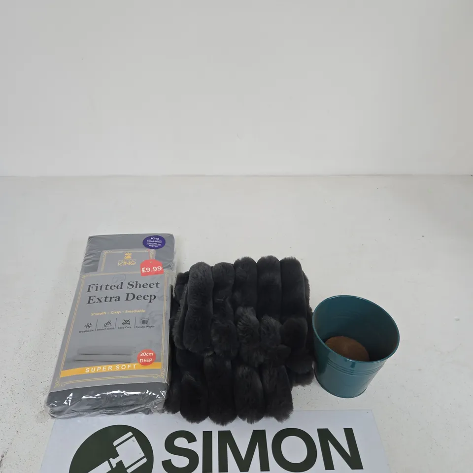 APPROXIMATELY 15 ASSORTED HOUSEHOLD PRODUCTS TO INCLUDE A PLANT POT SET, CUSHION COVER AND A FITTED SHEET