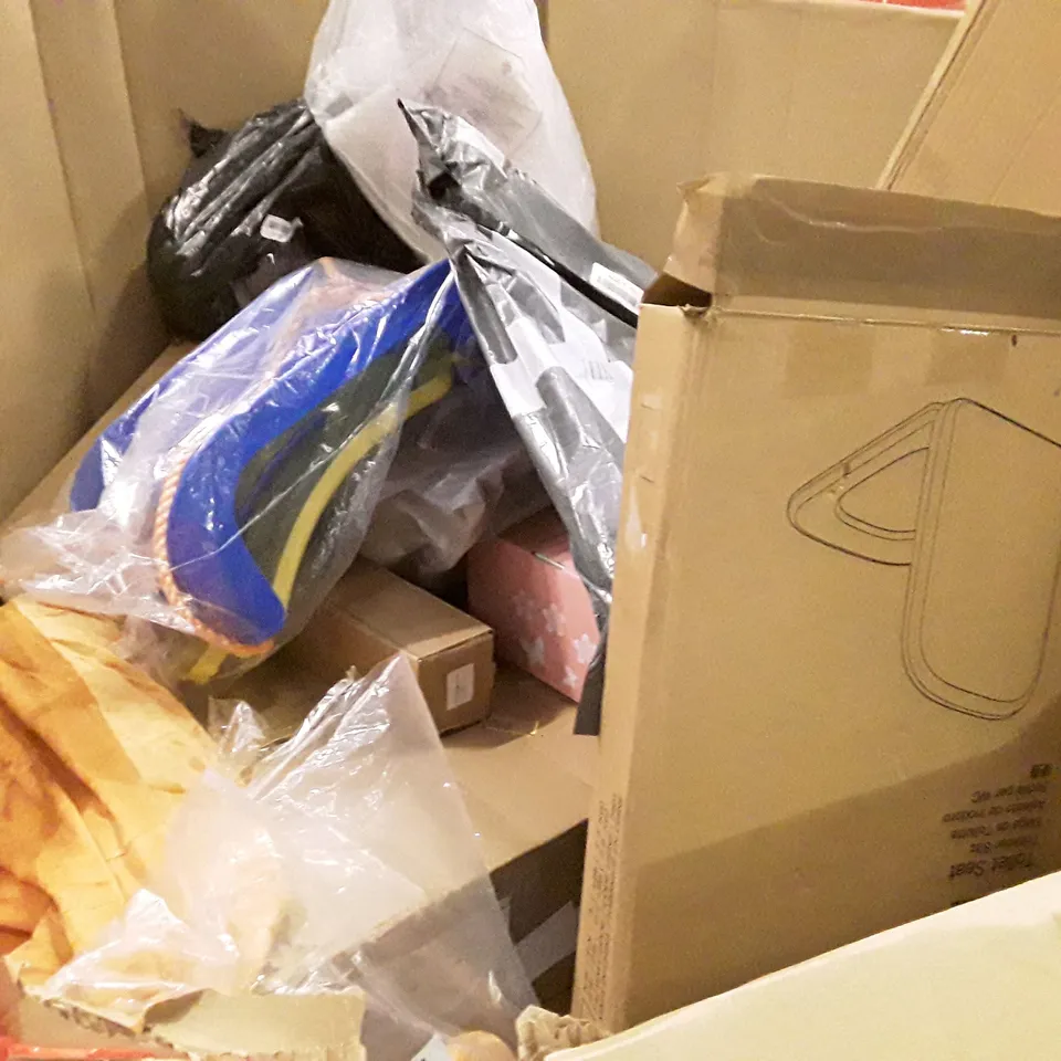 PALLET OF ASSORTED PRODUCTS INCLUDING 2.9M TELESCOPIC LADDER, TOILET SEAT, GREEN CHRISTMAS TREE, LED STAR LIGHT, SMART MIRROR