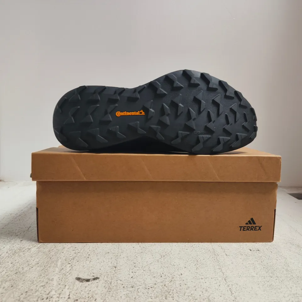 BOXED PAIR OF TERREX AGRAVIC GTX TRAINERS IN BLACK SIZE UK 8.5