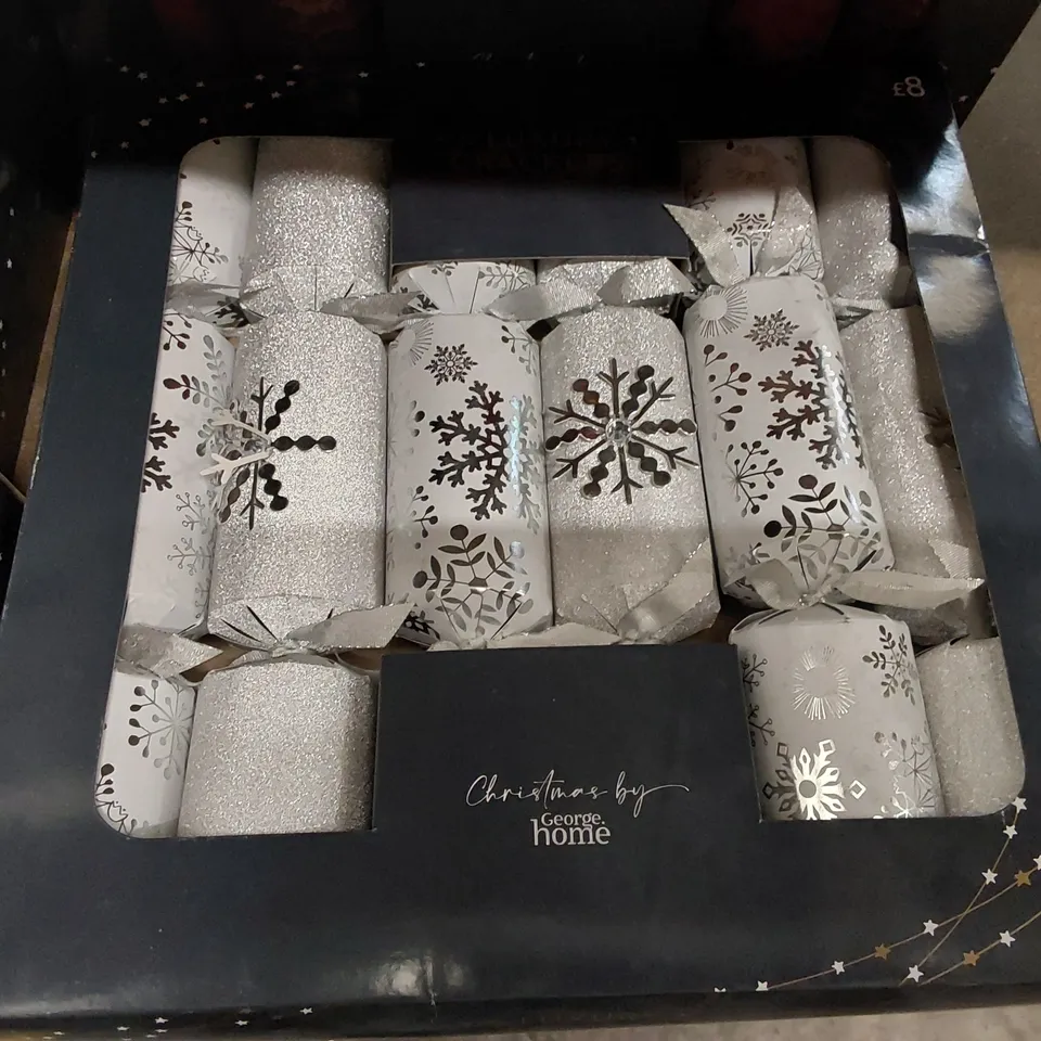 LOT OF APPROXIMATELY 20X 8 BRAND NEW PREMIUM CHRISTMAS CRACKERS , 1X 6 BRAND NEW LUXURY CHRISTMAS CRACKERS, 1X 6 BRAND NEW DELUXE CHRISTMAS CRACKERS - VARIOUS DESIGNS (22 ITEMS)