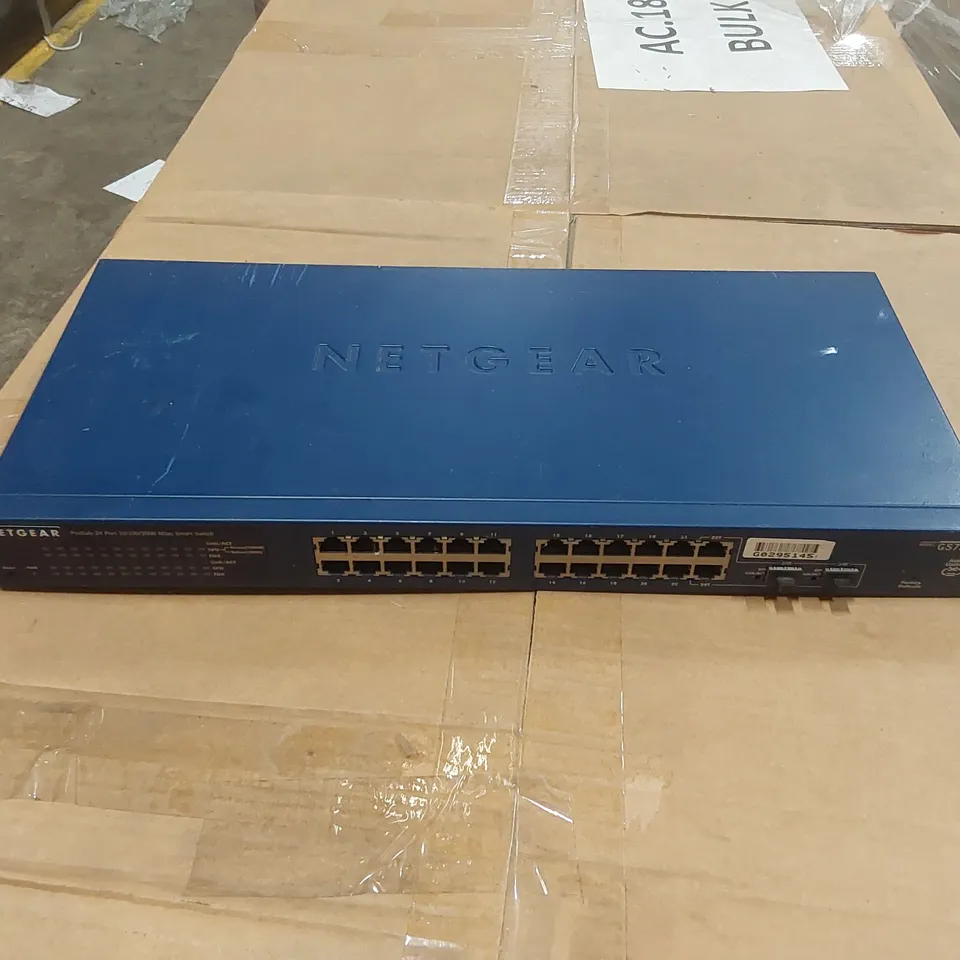 NETGEAR  PROSAFE 24 PORT GIGABIT SMART SWITCH GS724T V3 - NO CABLES