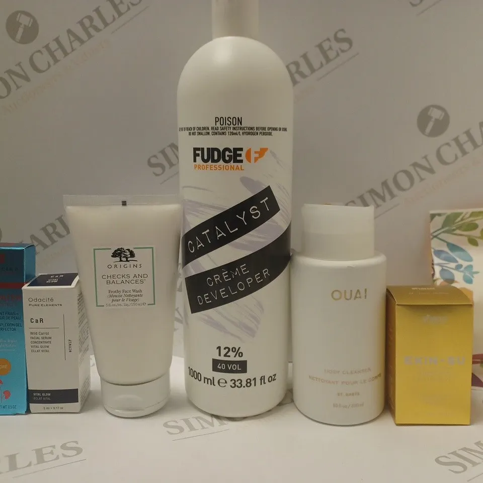 BOX OF APPROX 8 ASSORTED BEAUTY PRODUCTS TO INCLUDE ORIGINS FROTHY FACE WASH, FUDGE POISON CREME DEVELOPER 12%, BPERFECT EKIN-SU RADIANT GLOW SKIN PERFECTOR, ETC 