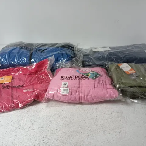 APPROXIMATELY 12 BRAND NEW REGATTA/DARE2B KIDS CLOTHING ITEMS IN VARIOUS SIZES, STYLES & COLOURS TO INCLUDE LOFTHOUSE JACKET, ANIMAL BAFFLE JACKET, OUTMOVE II PANTS, ETC