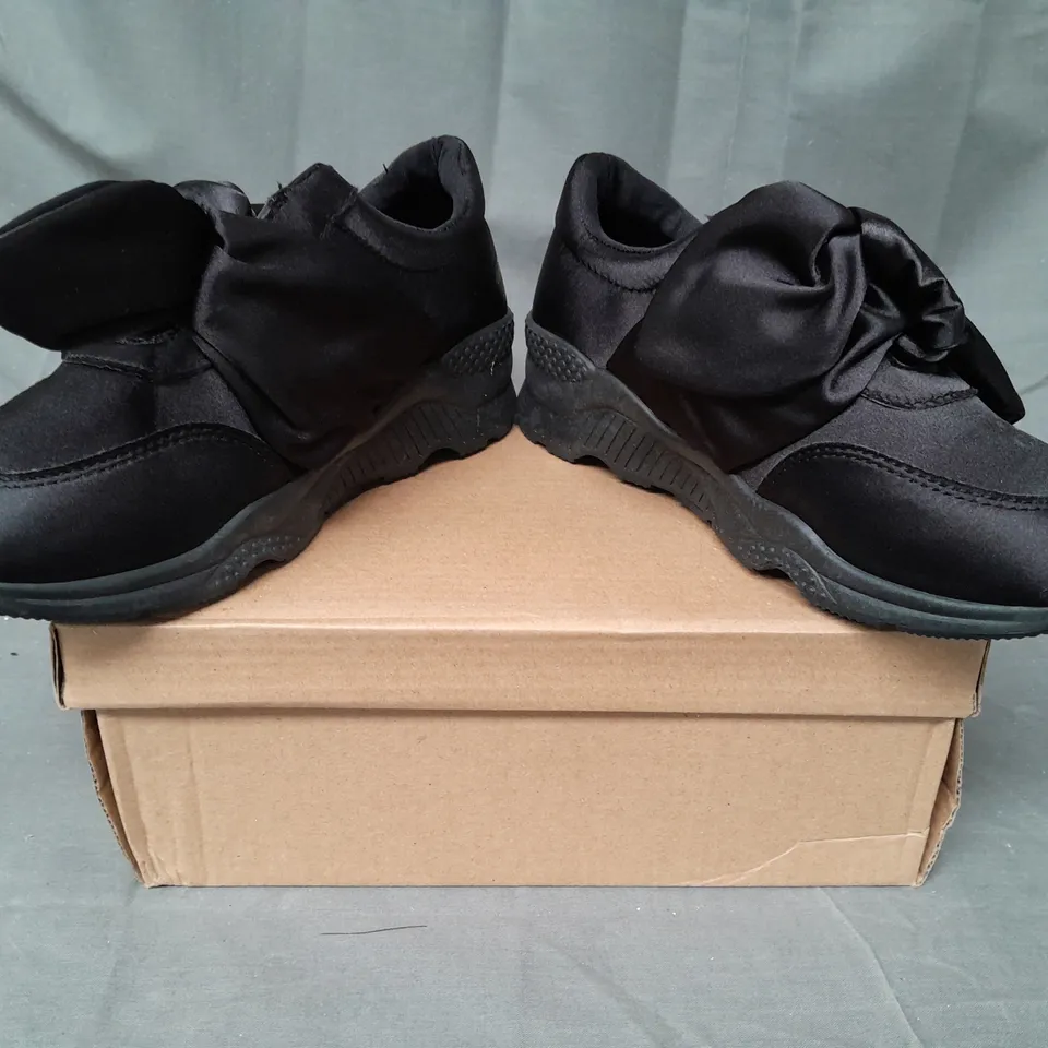 BOX OF APPROXIMATELY 12 PAIRS OF DESIGNER SHOES IN BLACK W. SATIN EFFECT STRAP IN VARIOUS SIZES