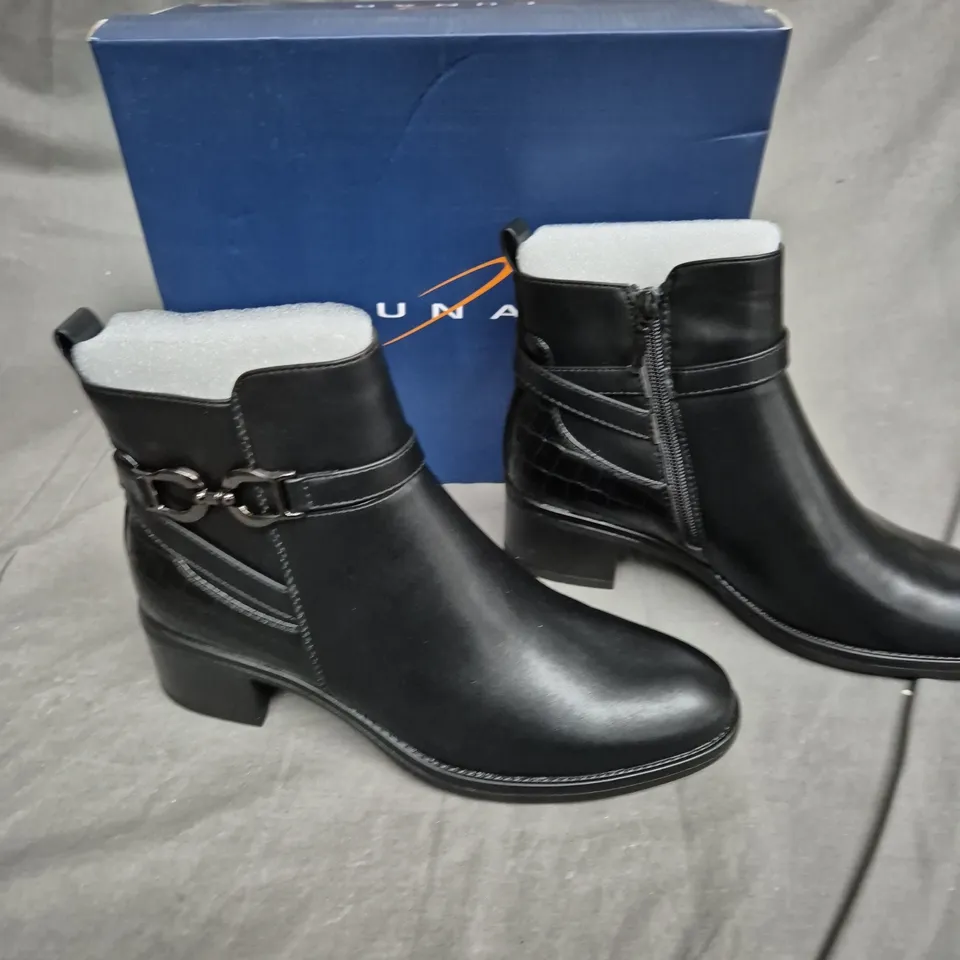 BOXED PAIR OF LUNAR BLACK ZIP UP BOOTS UK 7 