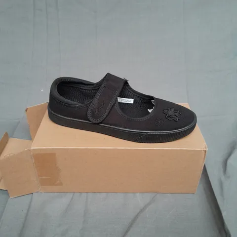 BOXED HOPPER GO CLARK PUMPS IN BLACK SIZE UK 2 1/2