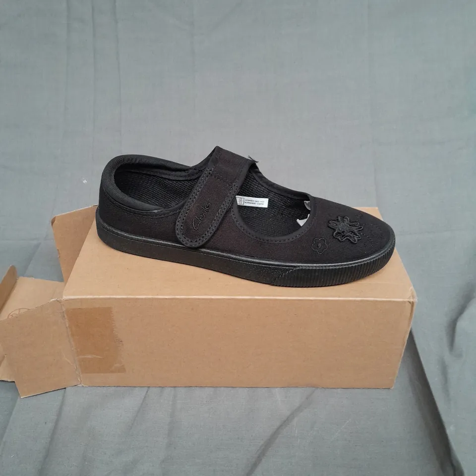 BOXED HOPPER GO CLARK PUMPS IN BLACK SIZE UK 2 1/2