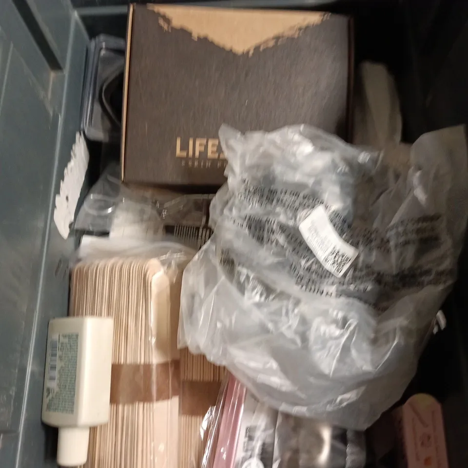 APPROXIMATEY 20 ASSORTED HEALTH AND BEAUTY PRODUCTS TO INCLUDE - L'OREAL ELVIVE GROWTH BOOSTER - CERAVE SMOOTHING CREAM AND DOVE MEN ROLL ON DEODORANT