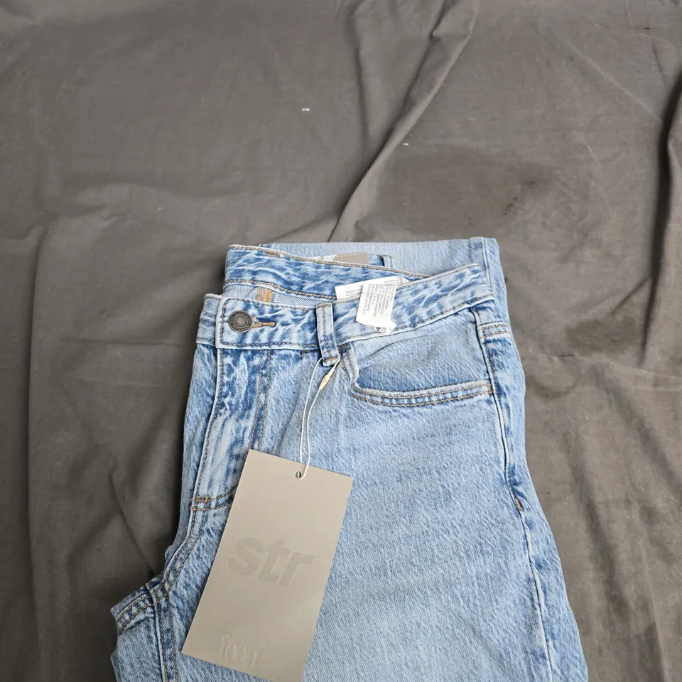 BOX OF APPROXIMATELY 20 ASSORTED CLOTHING ITEMS TO INCLUDE: PINK JUMPER AND STR JEANS