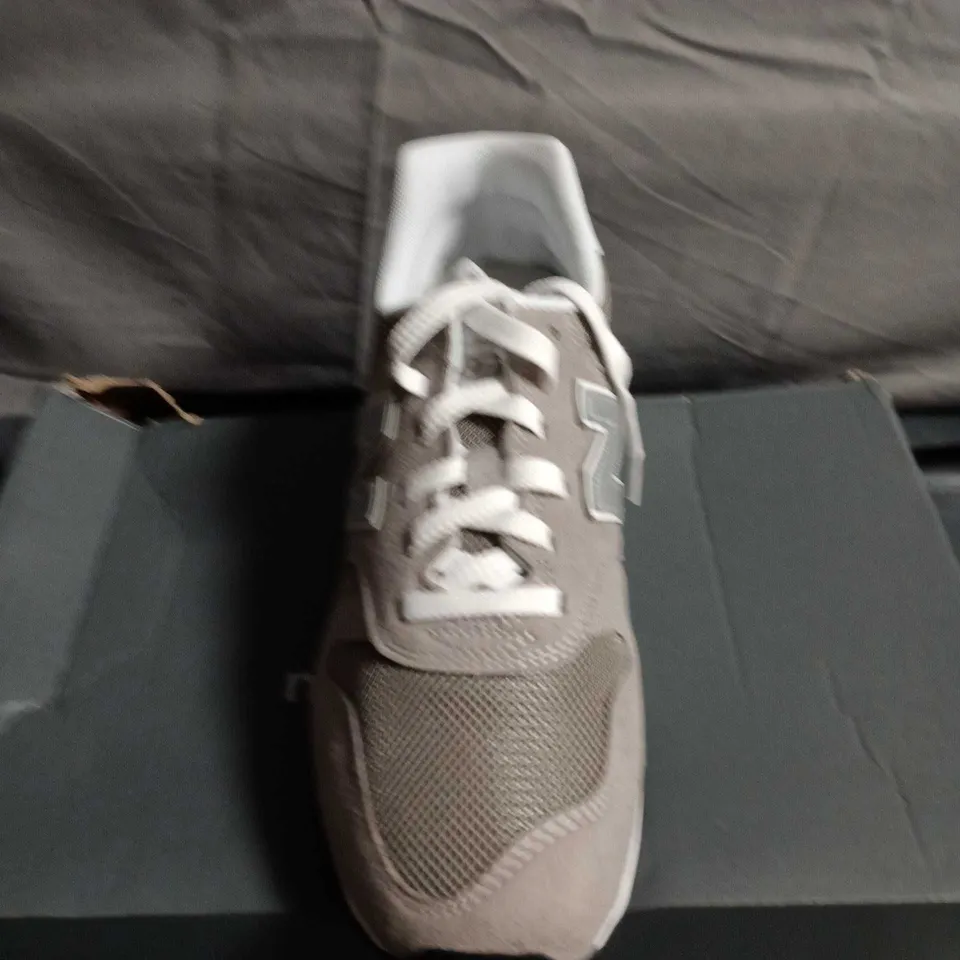 BOXED PAIR OF NEW BALANCE 574 TRAINERS – UK SIZE 8