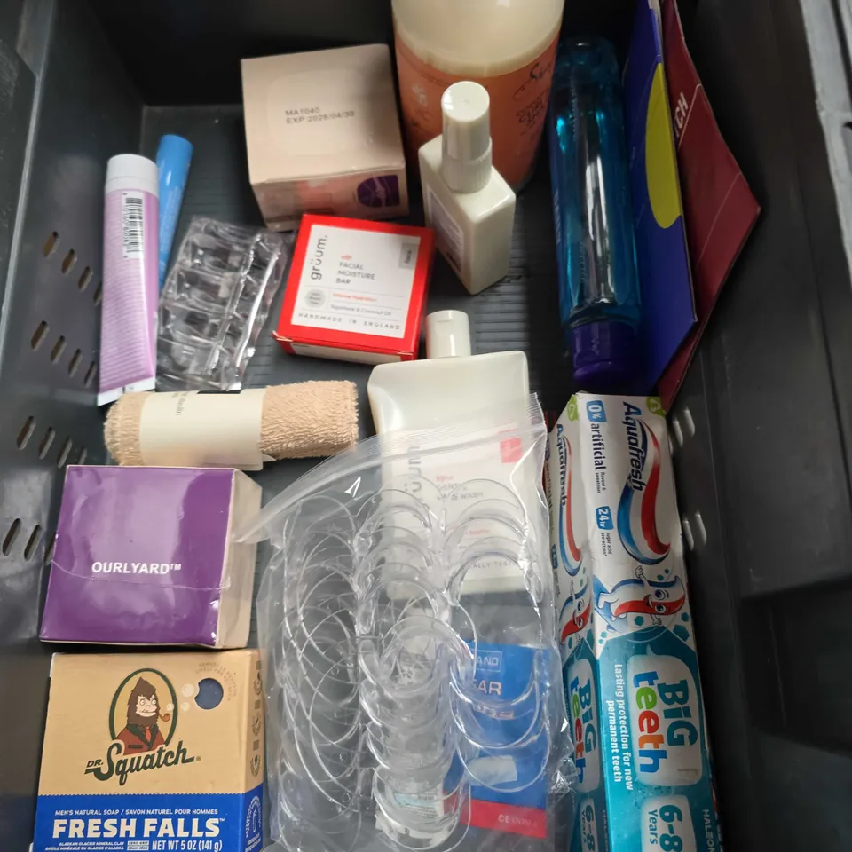 APPROXIMATELY 20 ASSORTED HEALTH & BEAUTY PRODUCTS TO INCLUDE - AVEENO SHAMPOO - BAREMINERALS TINTED MOISTURISER - ELF PUTTY PRIMER - ETC