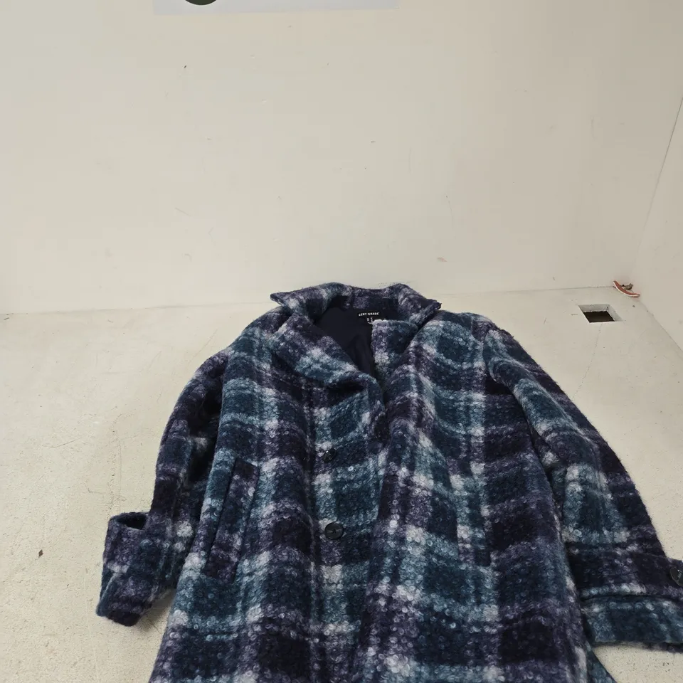 BOX OF APPROXIMATELY 15 ASSORTED CLOTHING ITEMS TO INCLUDE: CENTIGRADE FLEECE FLANNEL COAT