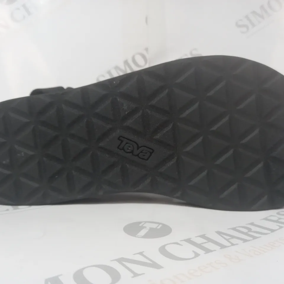 BOXED PAIR OF TEVA OPEN TOE MIDFORM UNIVERSAL SANDALS IN BLACK UK SIZE 5