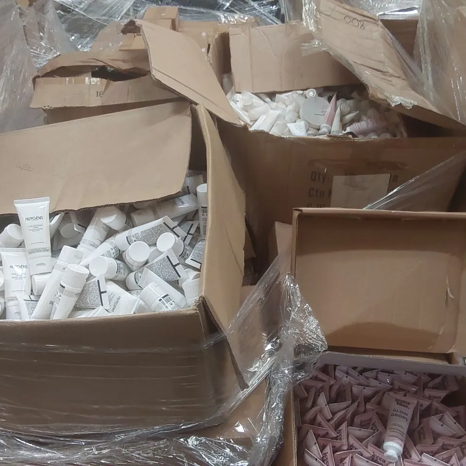 PALLET CONTAINING A VERY LARGE QUANTITY OF ASSORTED BEAUTY RELATED PRODUCTS INCLUDING: JECCA BLAC GLOW DROPS, ORGANIC PURIFYING FACE WASH, POLISHING SERUM ECT