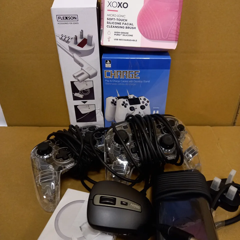 LOT OF APPROX. 10 ASSORTED ITEMS TO INCLUDE PS4 CONTROLLER CHARGING DOCK, NINTENDO SWITCH WIRED CONTROLLER, 35CM POWER CABLE, MAGSAFE CHARGER, FACIAL CLEANSING BRUSH, ETC. 