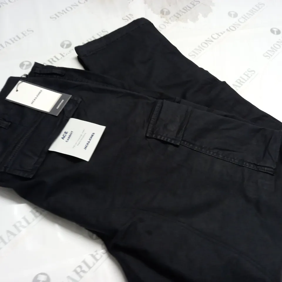 JACK & JONES ACE CARROT BLACK CARGO TROUSERS - W36 L32