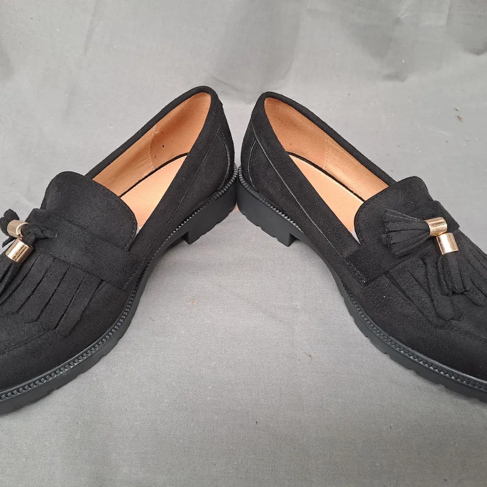 BOXED PAIR OF DESIGNER LOAFERS IN BLACK EU SIZE 39