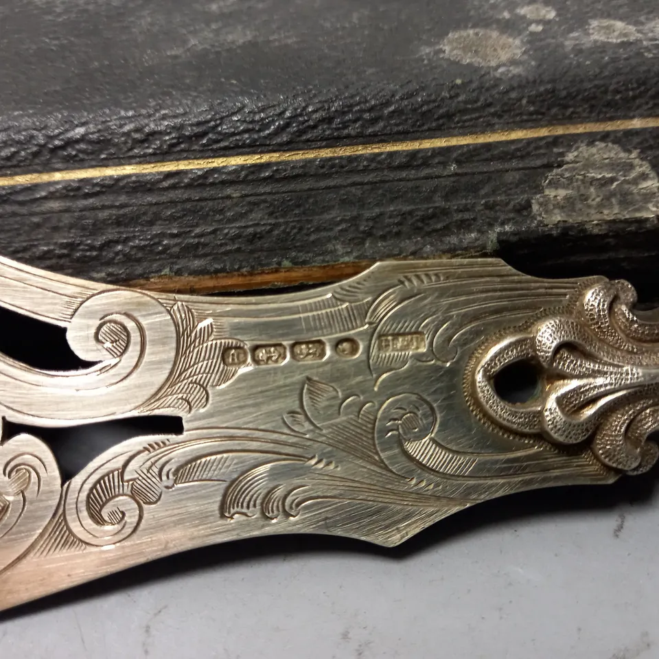 SILVER LOOK DECORATIVE KNIFE AND FORK SET