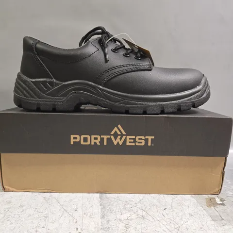 BOXED PAIR OF PORTWEST SAFETY SHOES IN BLACK SIZE UK 7