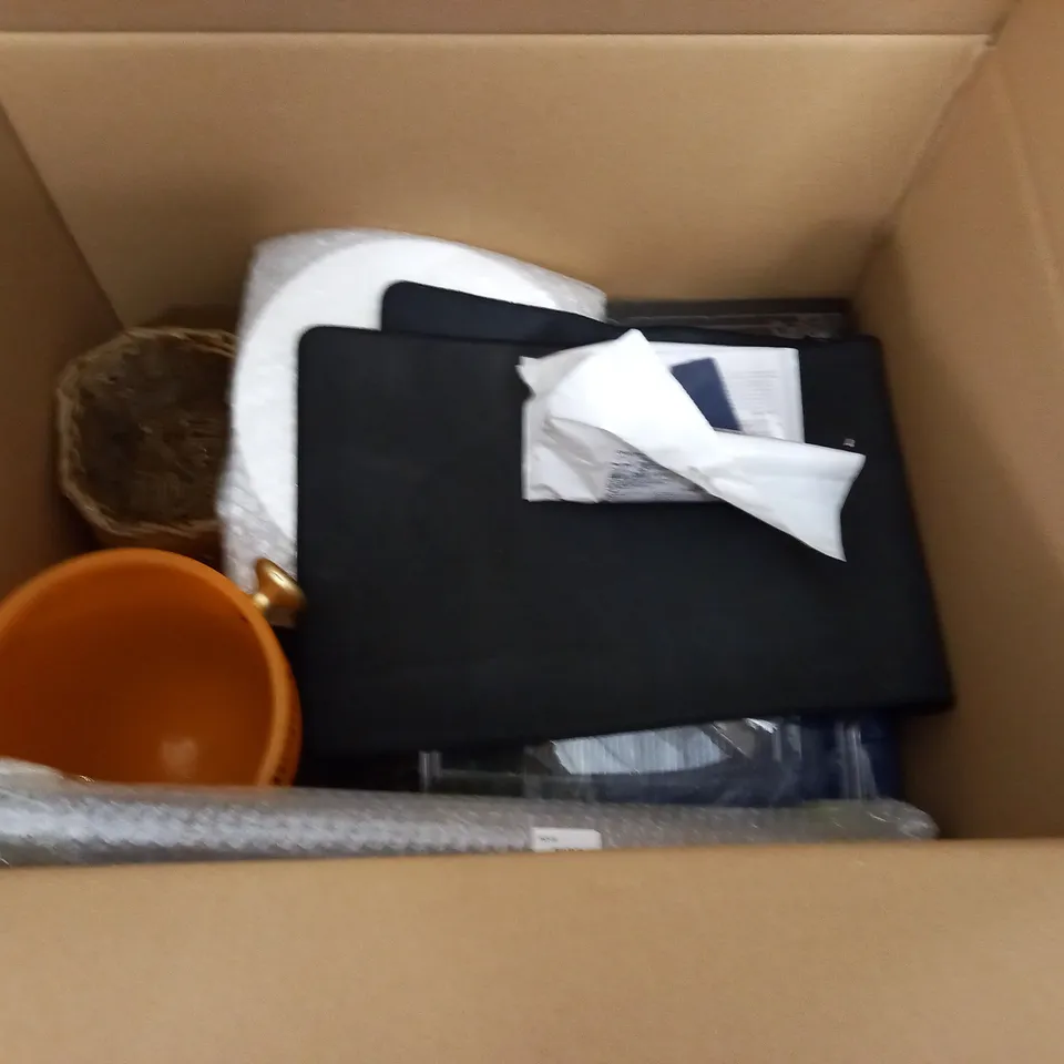 LARGE QUANTITY OF ASSORTED HOUSEHOLD ITEMS TO INCLUDE BAUBLES, STORAGE RACK AND SCRUBBING BRUSH
