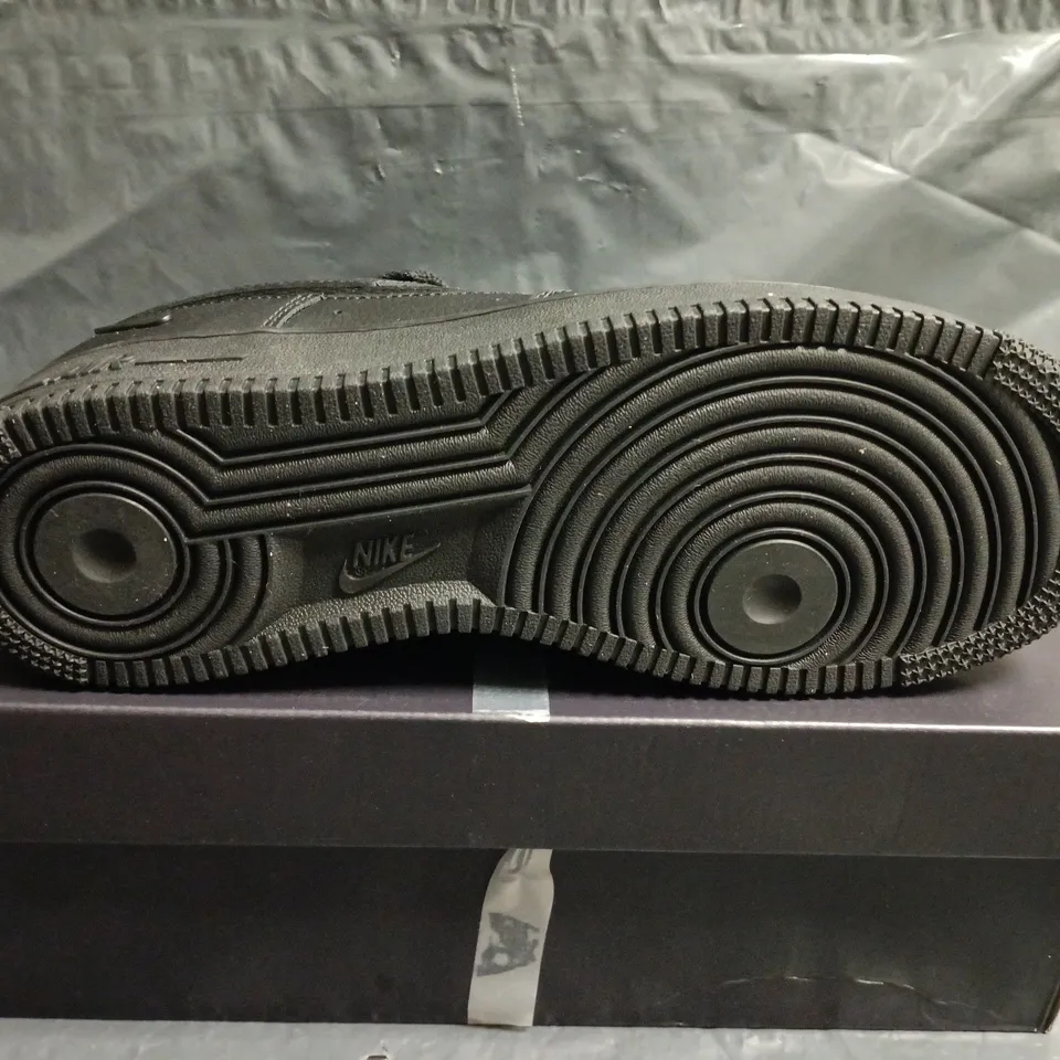 BOXED PAIR OF NIKE AIR FORCE 1 '07 LV8 BLACK/ANTHRACITE TRAINERS – UK 8.5