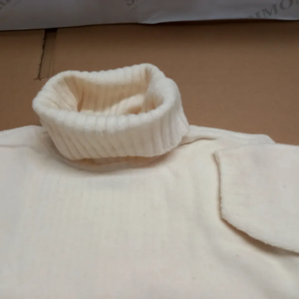 LOT OF APPROXIMATELY 22 AS NEW HIIGH NECK CREAM JUMPERS - SIZE UNSPECIFIED
